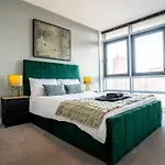 Views - Riverside Living - Sleeps 8 - Balcony Appartement