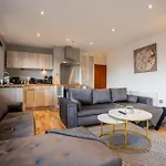 Views - Riverside Living - Sleeps 8 - Balcony Leeds (West Yorkshire)