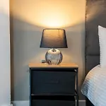 Views - Riverside Living - Sleeps 8 - Balcony Appartement