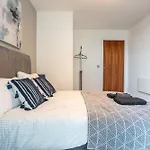 Views - Riverside Living - Sleeps 8 - Balcony * Leeds (West Yorkshire)