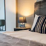 Views - Riverside Living - Sleeps 8 - Balcony * Leeds (West Yorkshire)