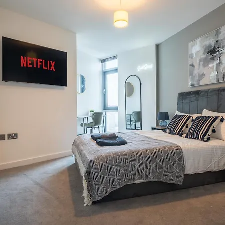 Views - Riverside Living - Sleeps 8 - Balcony * Leeds