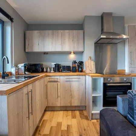 Views - Riverside Living - Sleeps 8 - Balcony Appartement