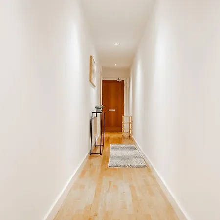 Apartman Views - Riverside Living - Sleeps 8 - Balcony
