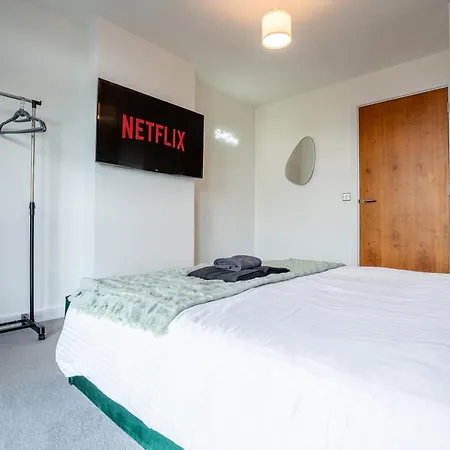 Апартаменти Views - Riverside Living - Sleeps 8 - Balcony *