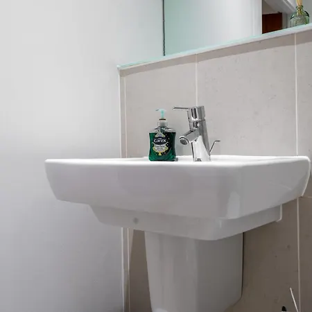 Daire Views - Riverside Living - Sleeps 8 - Balcony