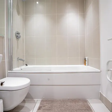 Views - Riverside Living - Sleeps 8 - Balcony Leeds