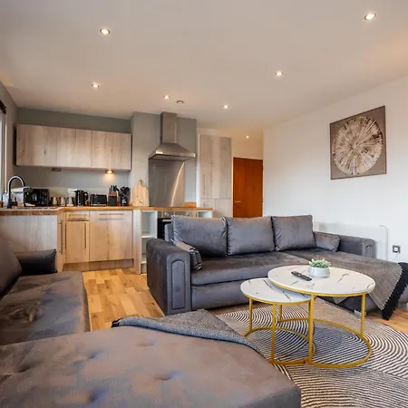 Views - Riverside Living - Sleeps 8 - Balcony Leeds