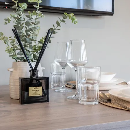 Apartamento Views - Riverside Living - Sleeps 8 - Balcony *