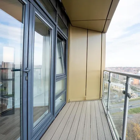 Views - Riverside Living - Sleeps 8 - Balcony アパート