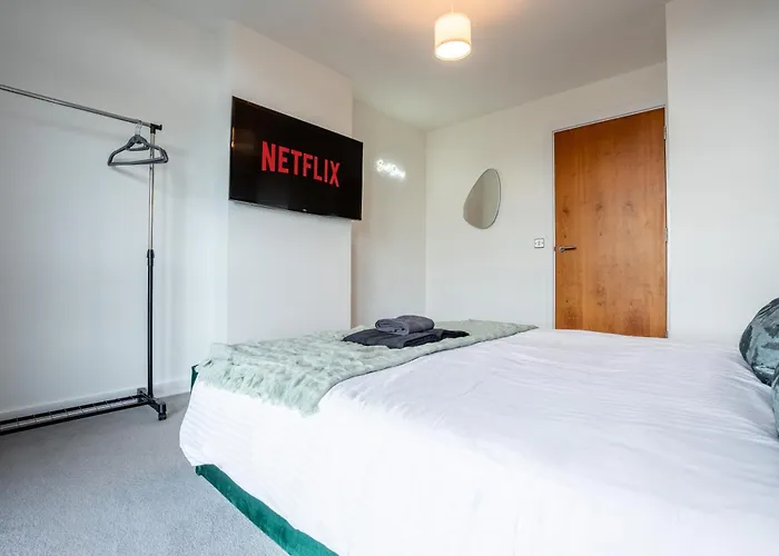 Апартаменти Views - Riverside Living - Sleeps 8 - Balcony *