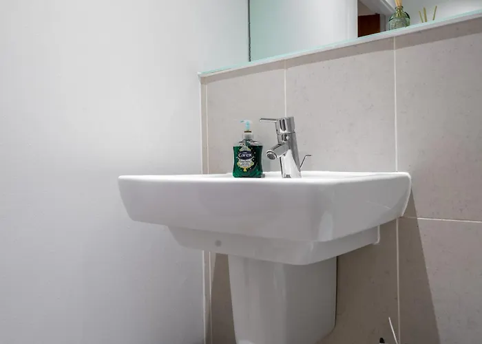 Апартаменти Views - Riverside Living - Sleeps 8 - Balcony