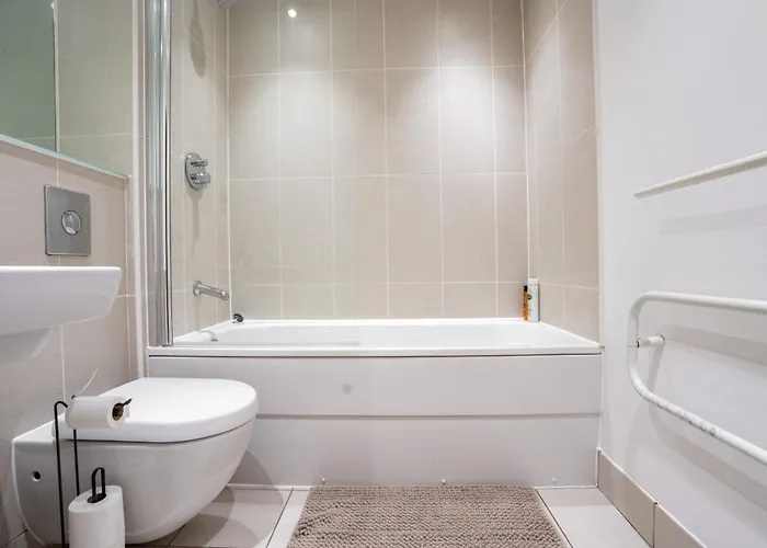 Views - Riverside Living - Sleeps 8 - Balcony Лідс