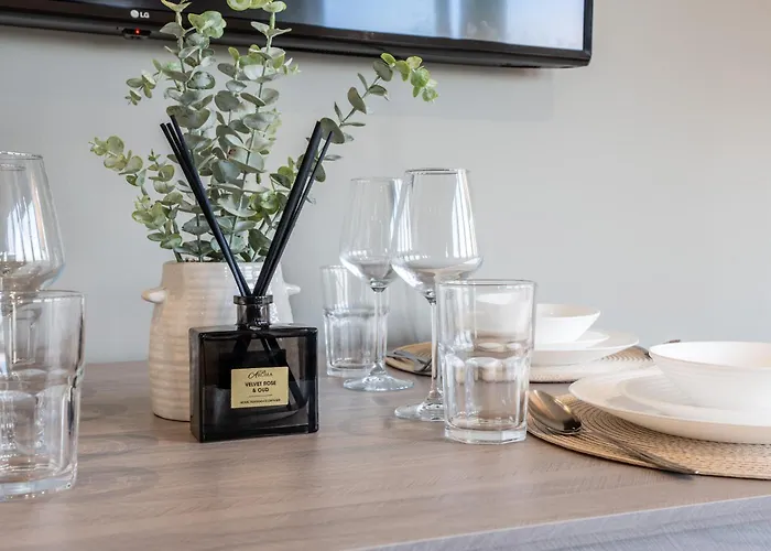 Appartement Views - Riverside Living - Sleeps 8 - Balcony *