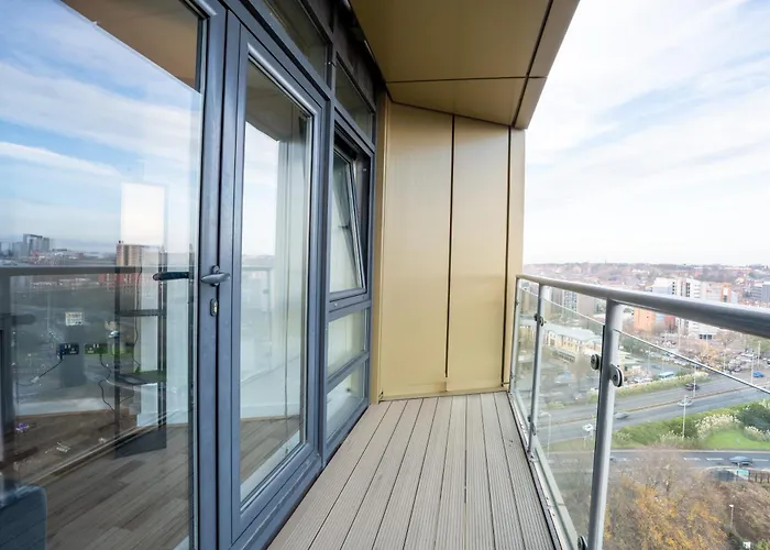 Views - Riverside Living - Sleeps 8 - Balcony Апартаменти