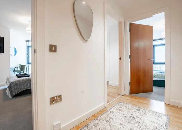 Views - Riverside Living - Sleeps 8 - Balcony *