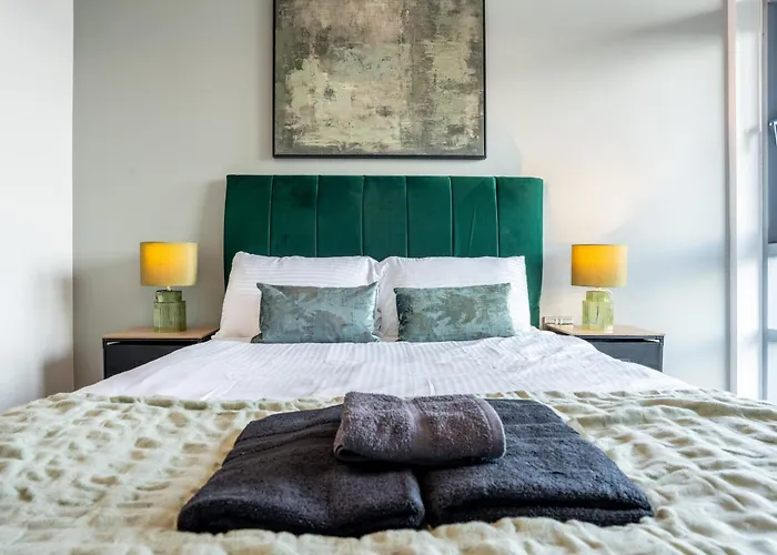 Апартаменти Views - Riverside Living - Sleeps 8 - Balcony *