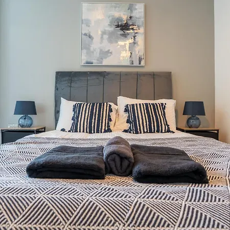 Views - Riverside Living - Sleeps 8 - Balcony Leeds (West Yorkshire)