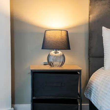 Views - Riverside Living - Sleeps 8 - Balcony Apartment