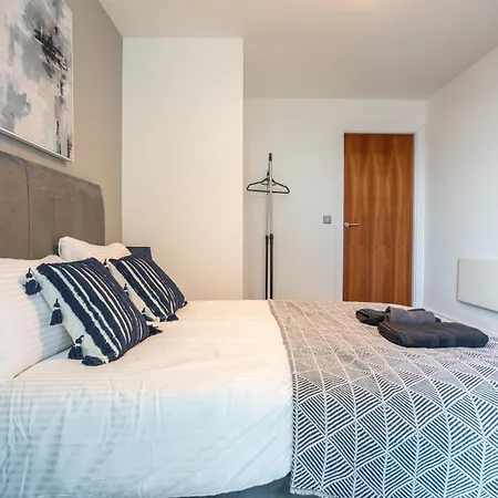 Views - Riverside Living - Sleeps 8 - Balcony * 리즈