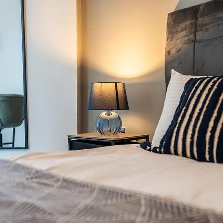 Views - Riverside Living - Sleeps 8 - Balcony * 리즈