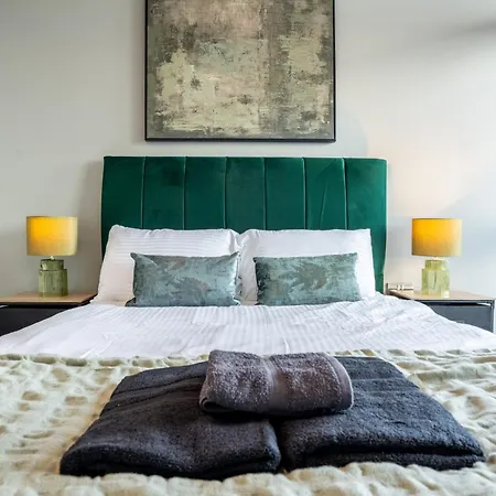 Apartment Views - Riverside Living - Sleeps 8 - Balcony *