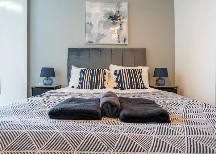 Views - Riverside Living - Sleeps 8 - Balcony Leeds (West Yorkshire)