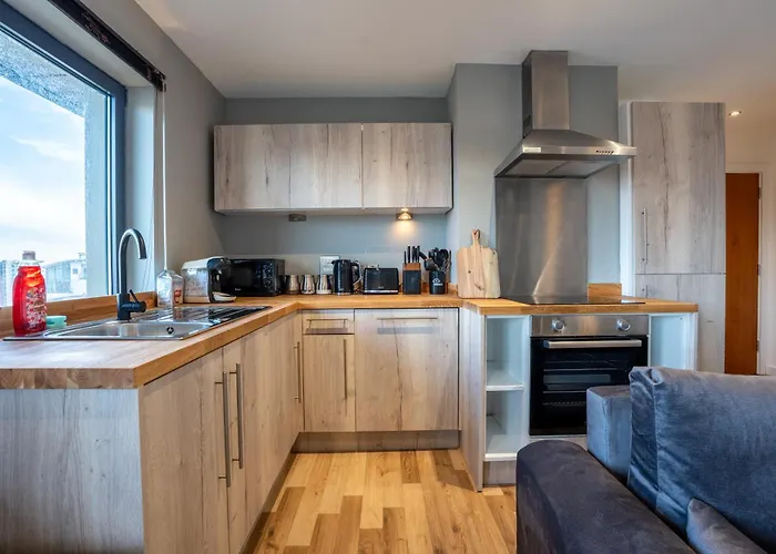 Views - Riverside Living - Sleeps 8 - Balcony Appartamento