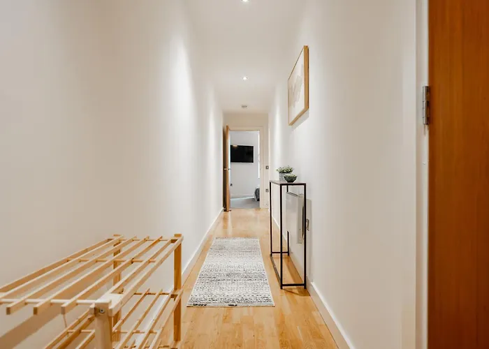 Apartment Views - Riverside Living - Sleeps 8 - Balcony Leeds (West Yorkshire)