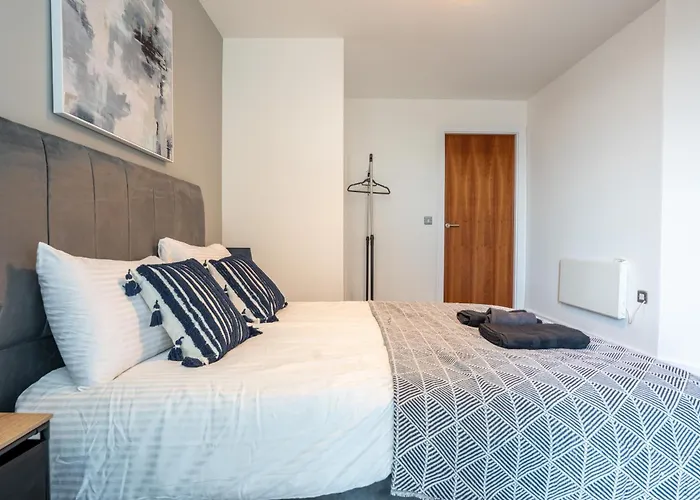 Views - Riverside Living - Sleeps 8 - Balcony * Leeds (West Yorkshire)